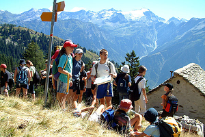 Noch sind wir nicht am Ziel. Im Hintergrund das Rheinwaldhorn