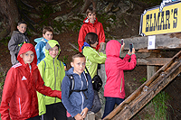 Zwei Gruppen am Scannen der Posteninformation