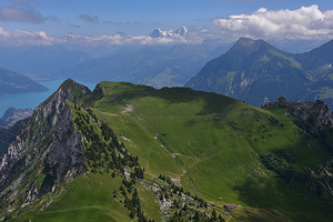 Panorama mit Thunersee, Niesen, Eiger Mönch und Jungfrau